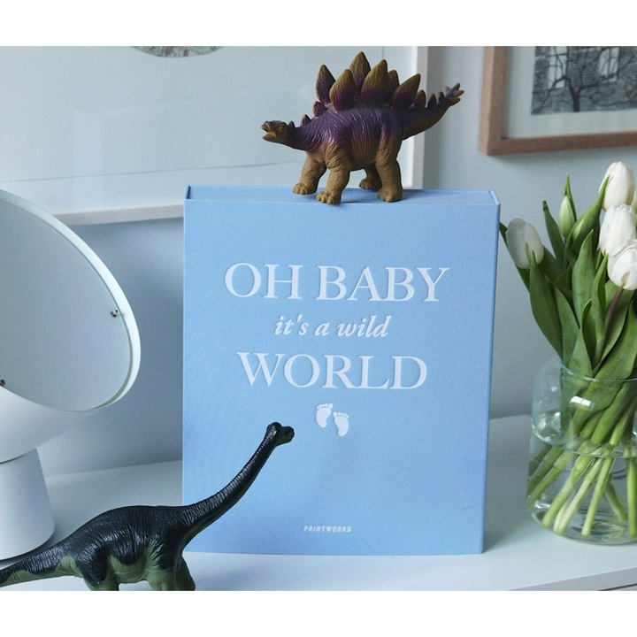 Printworks Baby it'sa Wild World baba fotóalbum, 31,5 x 26 cm, elegáns könyvborító, 60 db fotó tárolható benne, 10x15 cm, 30 oldal, ideális ajándék, kék